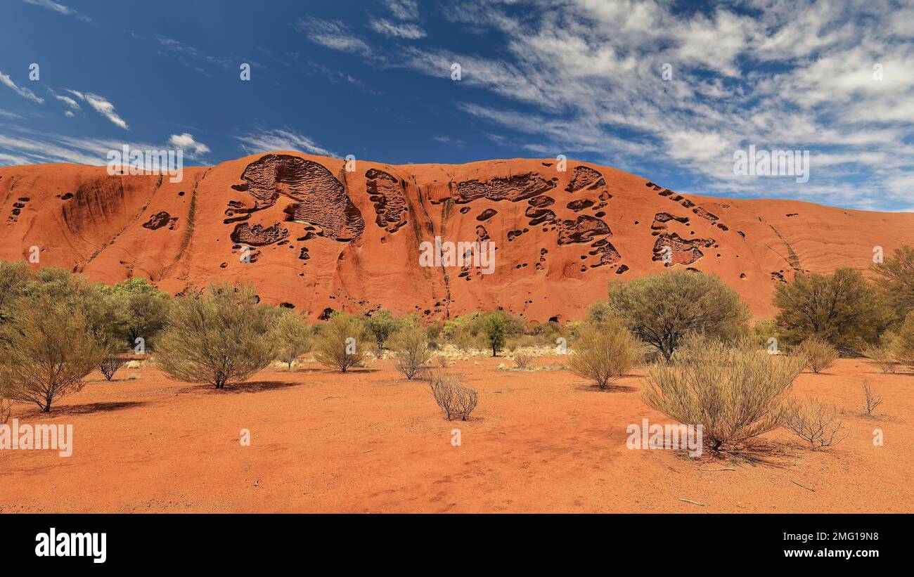 438 ensembles de trous formant des dessins mystérieux sur Uluru-Ayers Rock vus de la promenade de base. NT-Australie. Banque D'Images