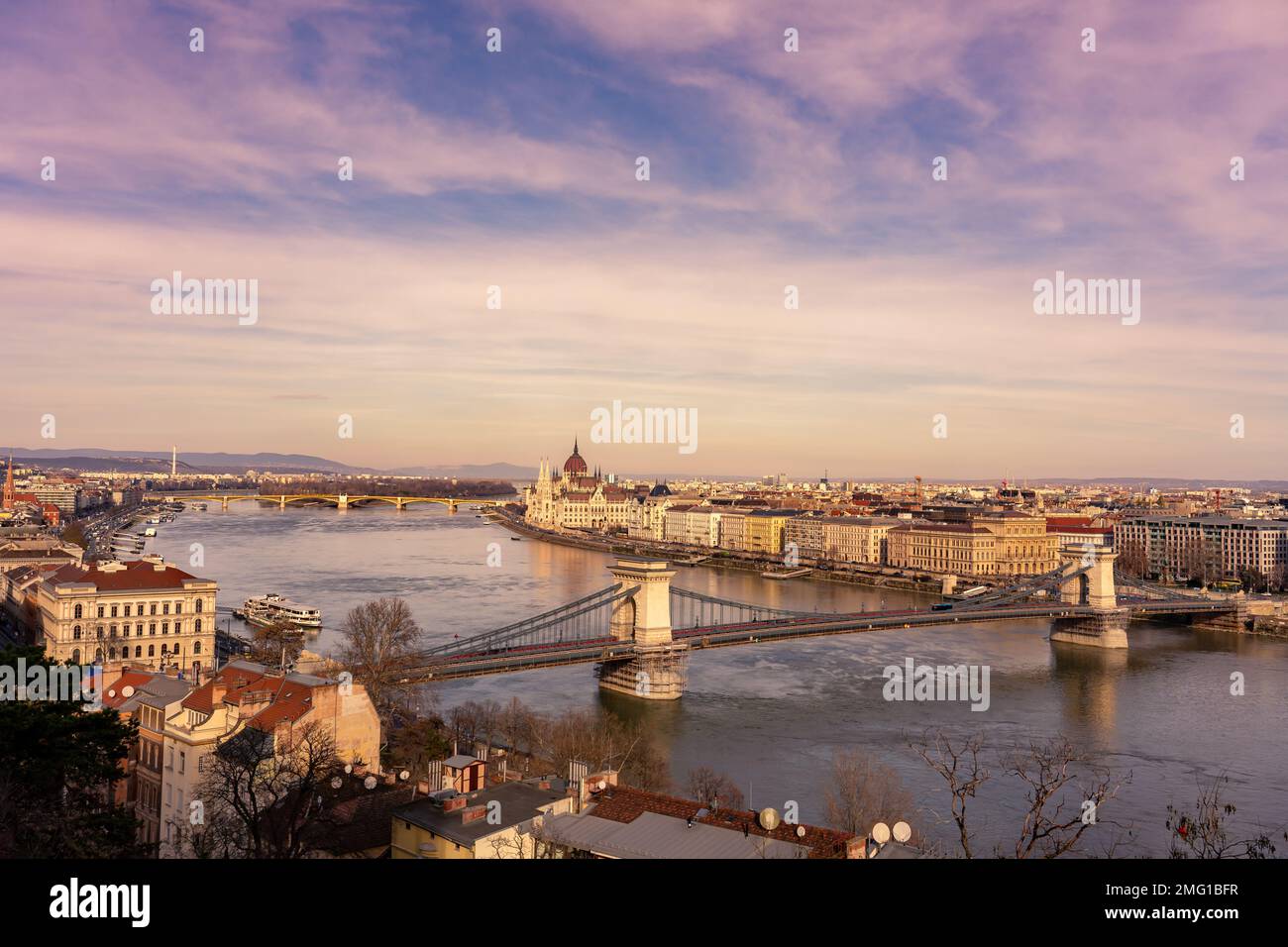 Photo panoramique sur la rive du Danube à Budapest Hongrie avec le Parlement et la chaîne pont szechenyi . Banque D'Images