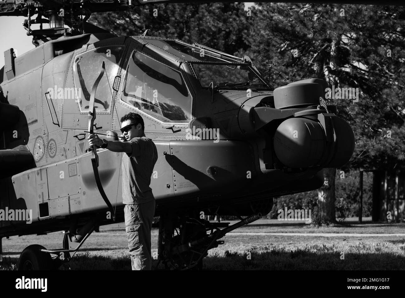 Un membre de la communauté de fort Riley s'attache à une cible à côté d'un hélicoptère Apache AH-64 lors du concours annuel de tir à l'arc Bowslinger de fort Riley 4th, le 20 août 2022, à fort Riley, Kansas. Fort Riley a invité plus de 60 participants à participer à la compétition de tir à l'arc organisée par fort Riley moral, bien-être social et Loisirs. Banque D'Images