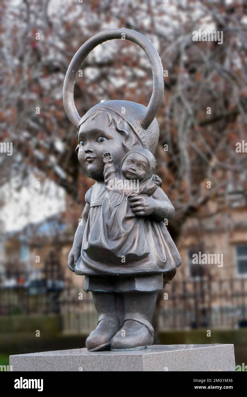 Ferraillement / statue de la petite mère dans le centre-ville de Paisley en mémoire des 71 enfants qui meurent dans la tragédie Glen Cinema de 1929. Banque D'Images