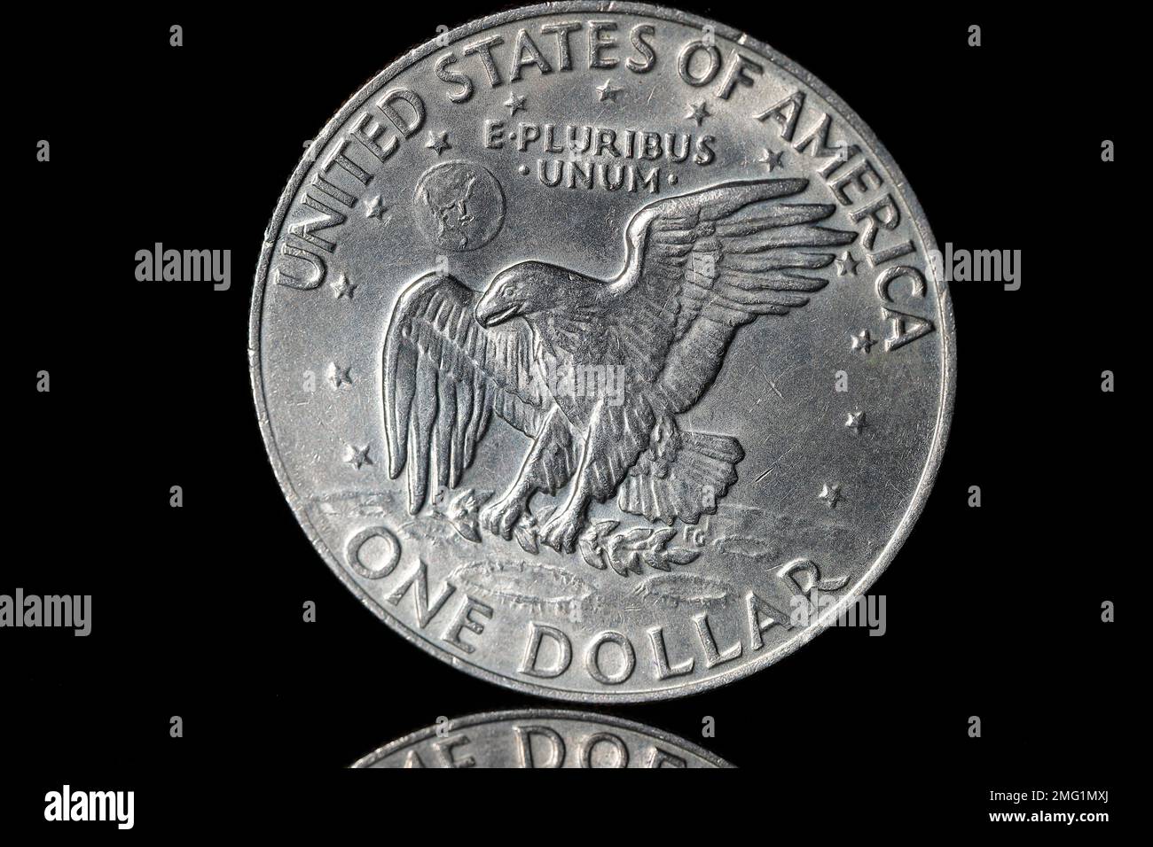 Les États-Unis d'Amérique inversent le côté d'une pièce de 1974 $1 dollars. Le portrait du président Eisenhower se trouve du côté opposé Banque D'Images