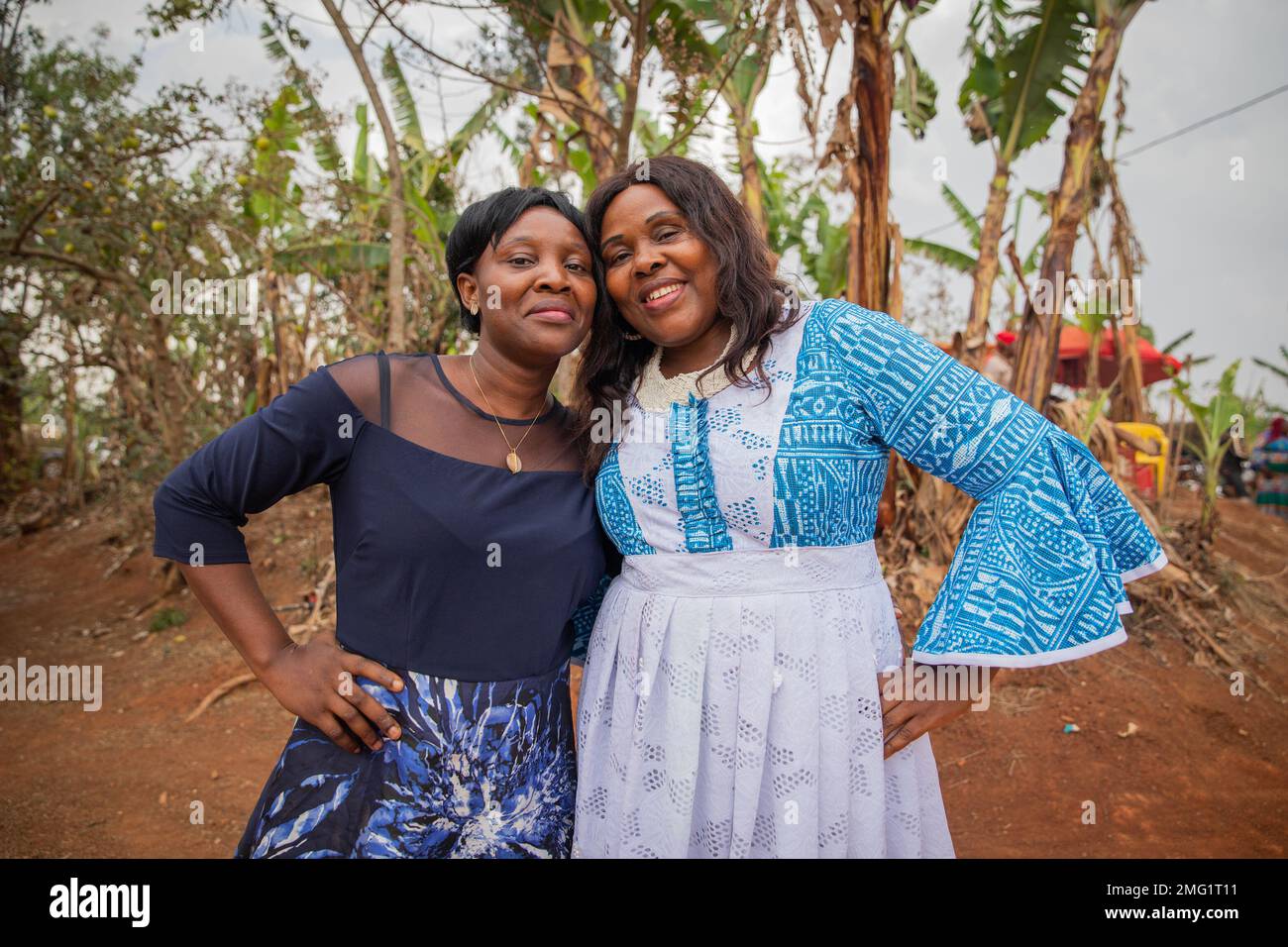 La mère et la fille africaines souriantes se embrassent, l'amour entre les parents et la fille Banque D'Images