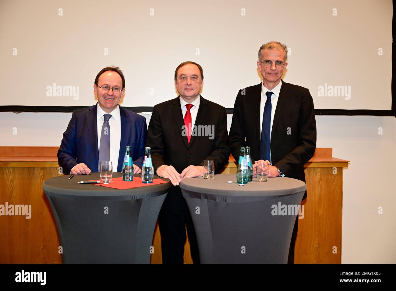 Festakt anlässlich des Leitungswechels im Senckenberg Forschungsinstitut Görlitz, der scheidde Institutsleiter Prof. Dr Willi Xylander und sein Na Banque D'Images