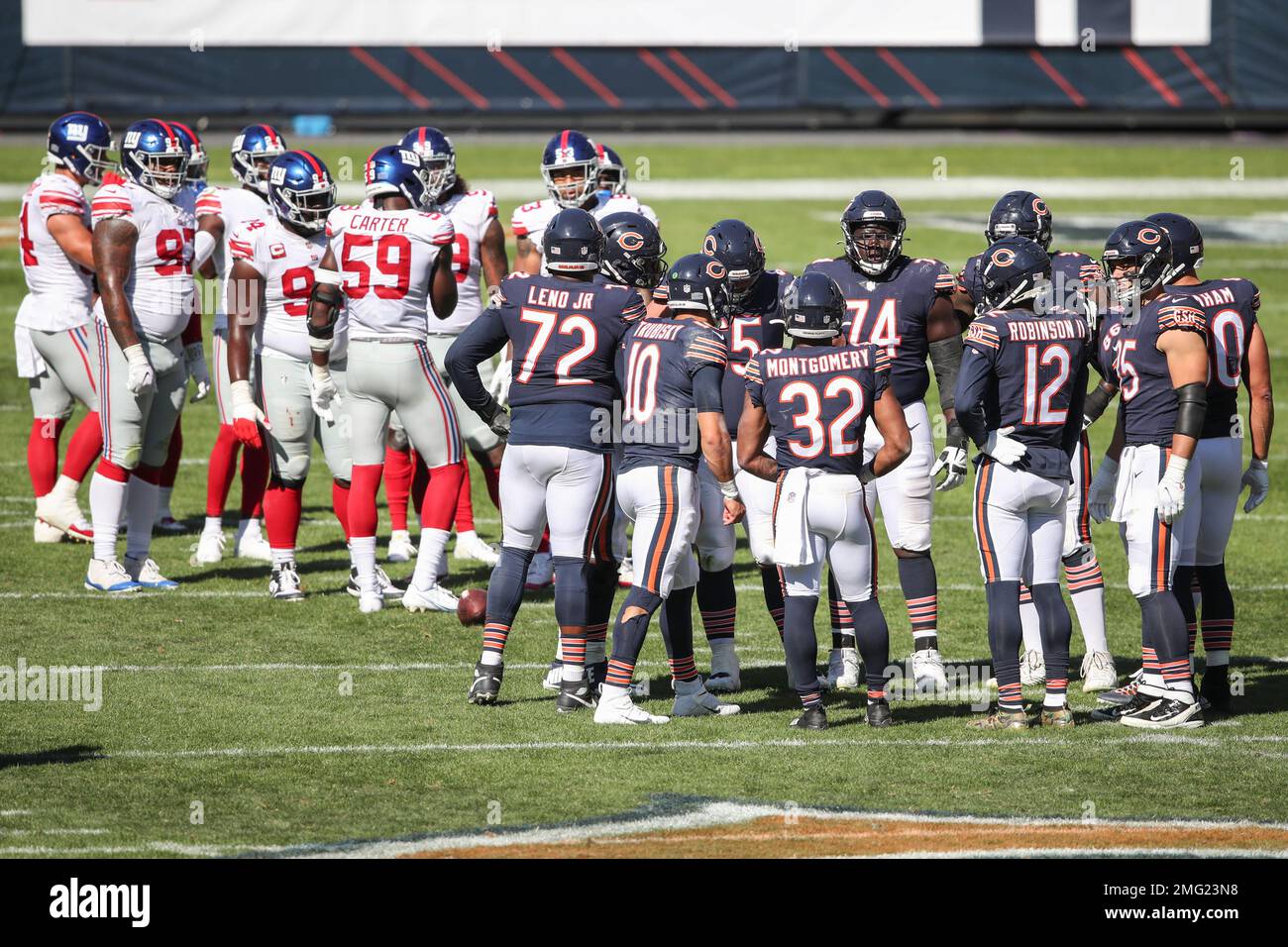 Chicago Bears and New York Giants players stand on the field during the second half of an NFL football game, Sunday, Sept. 20, 2020, in Chicago. (AP Photo/Kamil Krzaczynski) Banque D'Images