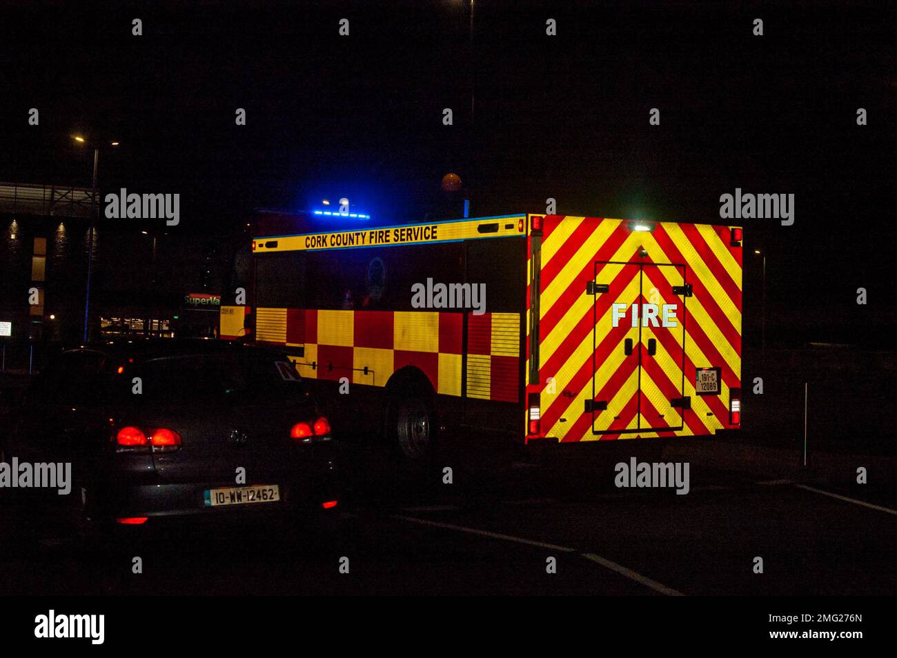 Bantry, West Cork, Irlande, mercredi 25 janvier 2023 ; Une voiture a pris feu dans le parking au-dessus du magasin Supervalu à Bantry ce soir. Le magasin a été évacué tandis que les membres de la brigade des pompiers de Bantry ont éteint le feu. L'incendie a été rapidement éteint par l'équipe d'incendie, avec 2 moteurs d'incendie et un camion-citerne et l'atelier a rouvert après un contrôle approfondi par le personnel. Credit ED/Alamy Live News Banque D'Images