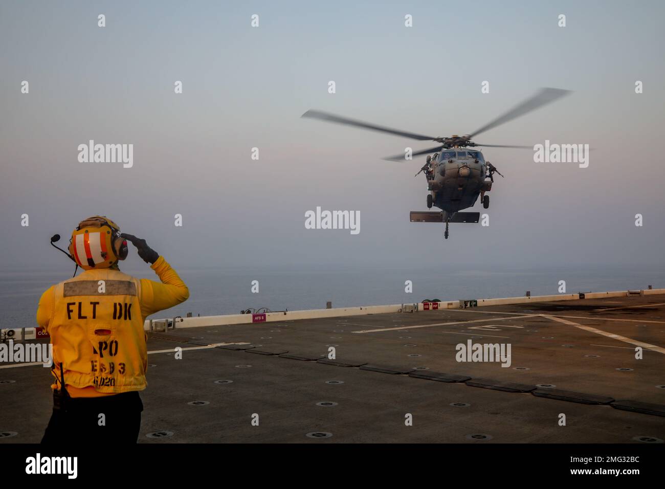 220820-A-EQ028-1061 GOLFE D'ADEN (20 août 2022) un hélicoptère MH-60s Seahawk se prépare à atterrir pendant les opérations de vol à bord de la base maritime expéditionnaire USS Lewis B. Puller (ESB 3), dans le golfe d'Aden, août 20. Lewis B. Puller est déployé dans la zone d'opérations de la flotte américaine 5th pour aider à assurer la sécurité et la stabilité maritimes dans la région du Moyen-Orient. Banque D'Images