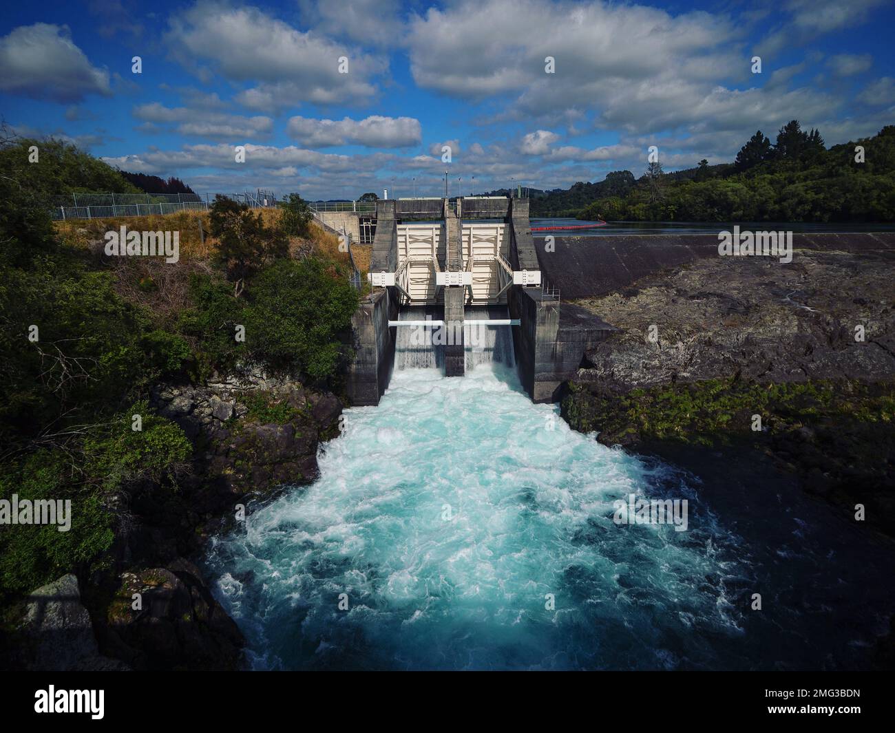 Eau évacuée du réservoir de la centrale hydroélectrique barrage