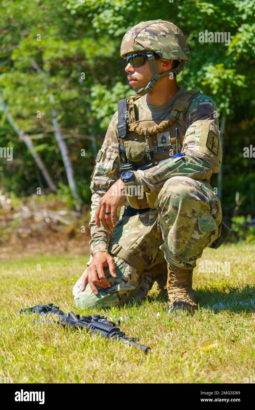 Garde nationale de l'Armée de New York Sgt. 1st classe Rapanal Ramos, instructeur de cours paramédic de combat avec la 152nd Engineer support Company, 204th Engineer Battalion, 153rd troupe de commandement, 53rd le Commandement de la troupe attend que son match commence lors des Championnats de combat annuels de la région un (MAC1) du Conseil consultatif de la stratégie de marché de 26th qui se sont tenus au site d'entraînement du Camp Ethan Allen à Jéricho, 19-21 août 2022. Le MAC1 offre un événement de formation et de compétition de soutien de tir axé sur le combat pour tous les États de la Nouvelle-Angleterre et de New York. Ces correspondances sont la deuxième priorité du chef du Banque D'Images