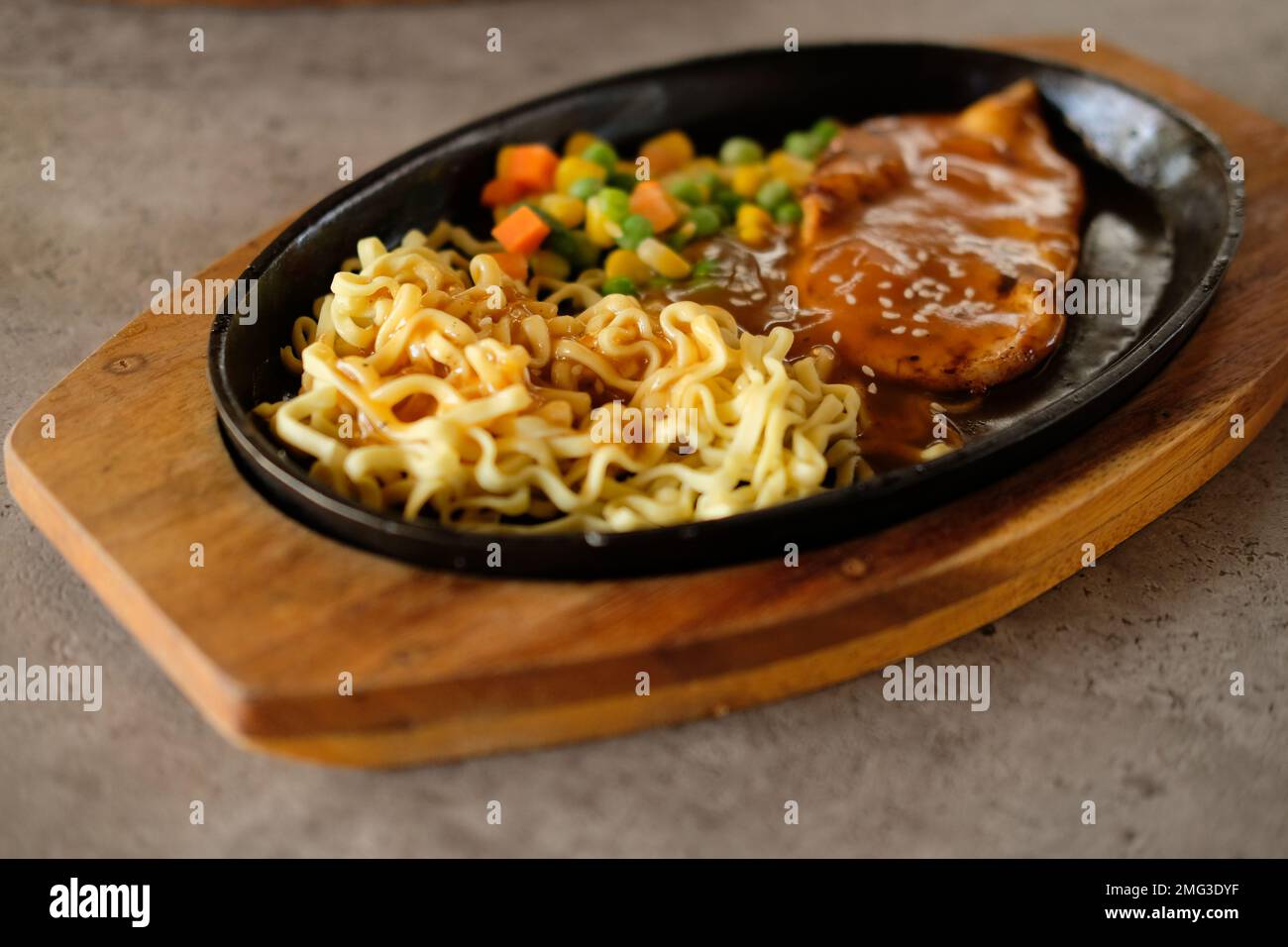 Gros plan d'un bol de nouilles soba avec des tranches de rôti de bœuf. Cuisine asiatique Banque D'Images