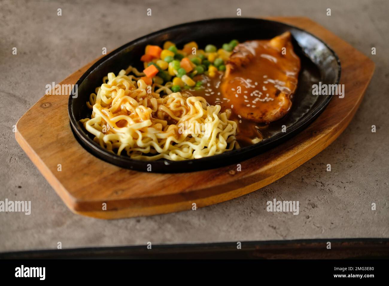 Gros plan d'un bol de nouilles soba avec des tranches de rôti de bœuf. Cuisine asiatique Banque D'Images
