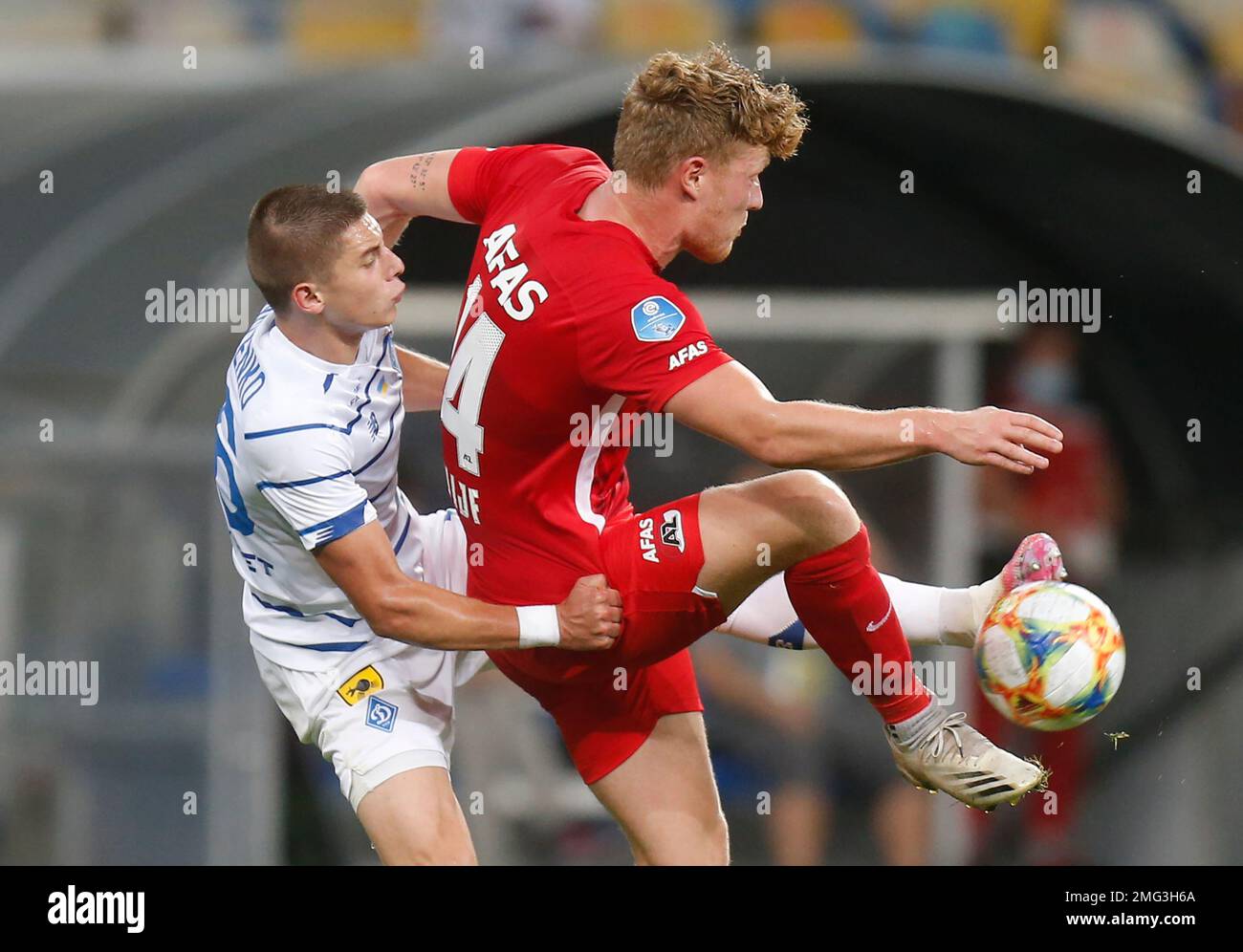 Dynamo Kiev's Vitaliy Mykolenko, left, and AZ Alkmaar's Ferdy Druijf challenge for the ball during the Champions League third qualifying round soccer match between AZ Alkmaar and Dynamo Kyiv at the Olimpiyskiy Stadium in Kyiv, Ukraine, Tuesday, Sept. 15, 2020. (AP Photo/Efrem Lukatsky) Banque D'Images
