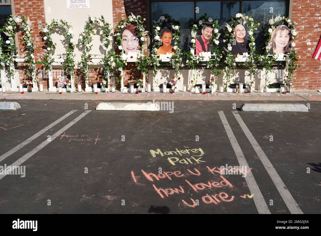 Les noms et photos des victimes de fusillades de masse Valentino Marcos Alvero, Hongying Jian, Yu LUN Kao, Lilian Li, My Nhan, Ming Wei ma, Diana Man Ling Tom, Muoi Dai Ung, Chia Ling Yau, Wen Tau Yu et Ziujuan Yu à un mémorial devant le Star Ballroom Dance Studio le mercredi 25 janvier 2023, à Monterey Park, Calif. Un homme armé a tué plusieurs personnes au studio de danse de salle de bal le 22 janvier 2023 au milieu des célébrations du nouvel an lunaire dans la communauté à prédominance asiatique-américaine. Banque D'Images