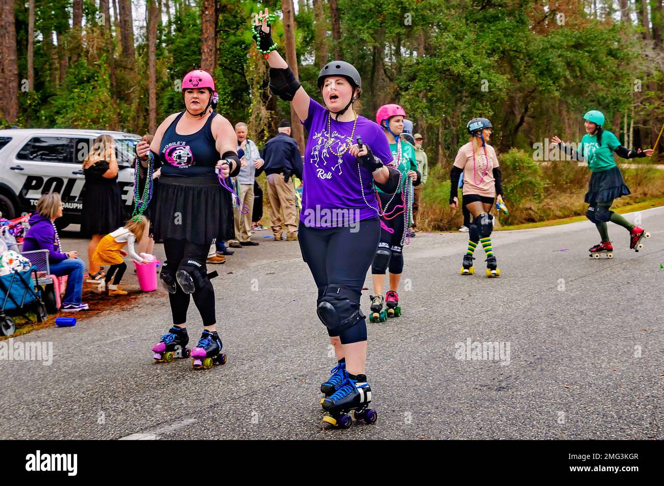 Roller derby les filles patinent dans le défilé de Krewe de la Dauphine Mardi gras, 21 janvier 2023, à Dauphin Island, Alabama. Banque D'Images