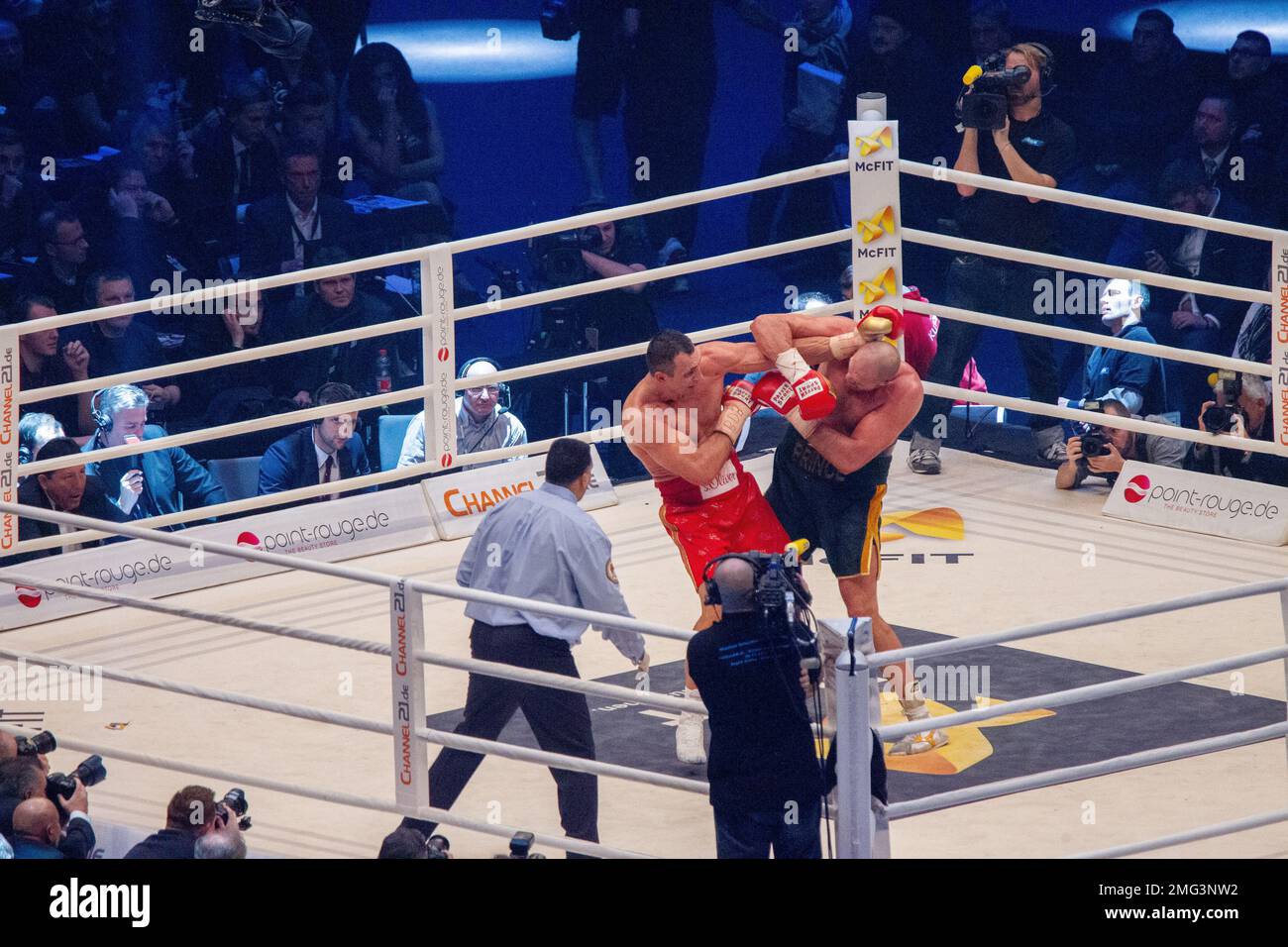 28-11-2015 Düsseldorf Allemagne. Les deux boxeurs sont à côté de Klitscho Tysob Fury - Klitschko Banque D'Images