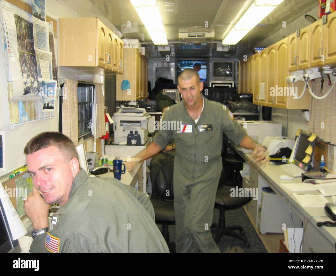 Structures de la Garde côtière - stations aériennes - la Nouvelle-Orléans - 26-HK-95-34. AIRTSTA NOLA-- le personnel du CG dans la zone de bureau, probablement dans la remorque. Ouragan Katrina Banque D'Images