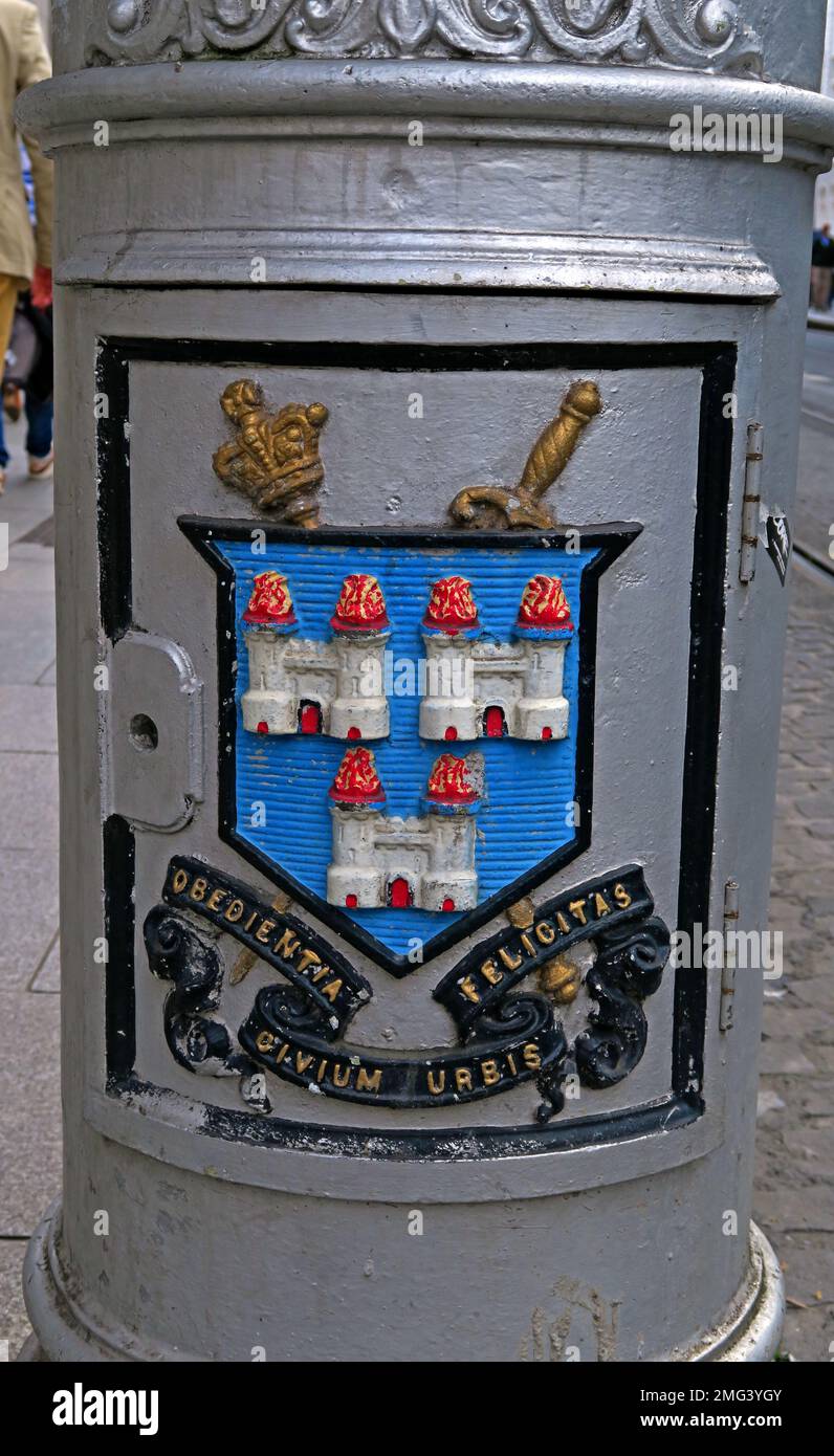 Dublin lampadaire en relief et peint, centre-ville, Eire, Irlande - Obedientia Civium Urbis Felicitas Banque D'Images