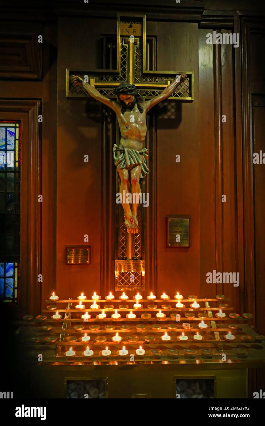 Grand crucifix au sujet des bougies, St. Mary's Pro Cathedral,88 Marlborough place, Dublin D01 TX49 , Eire, Irlande Banque D'Images