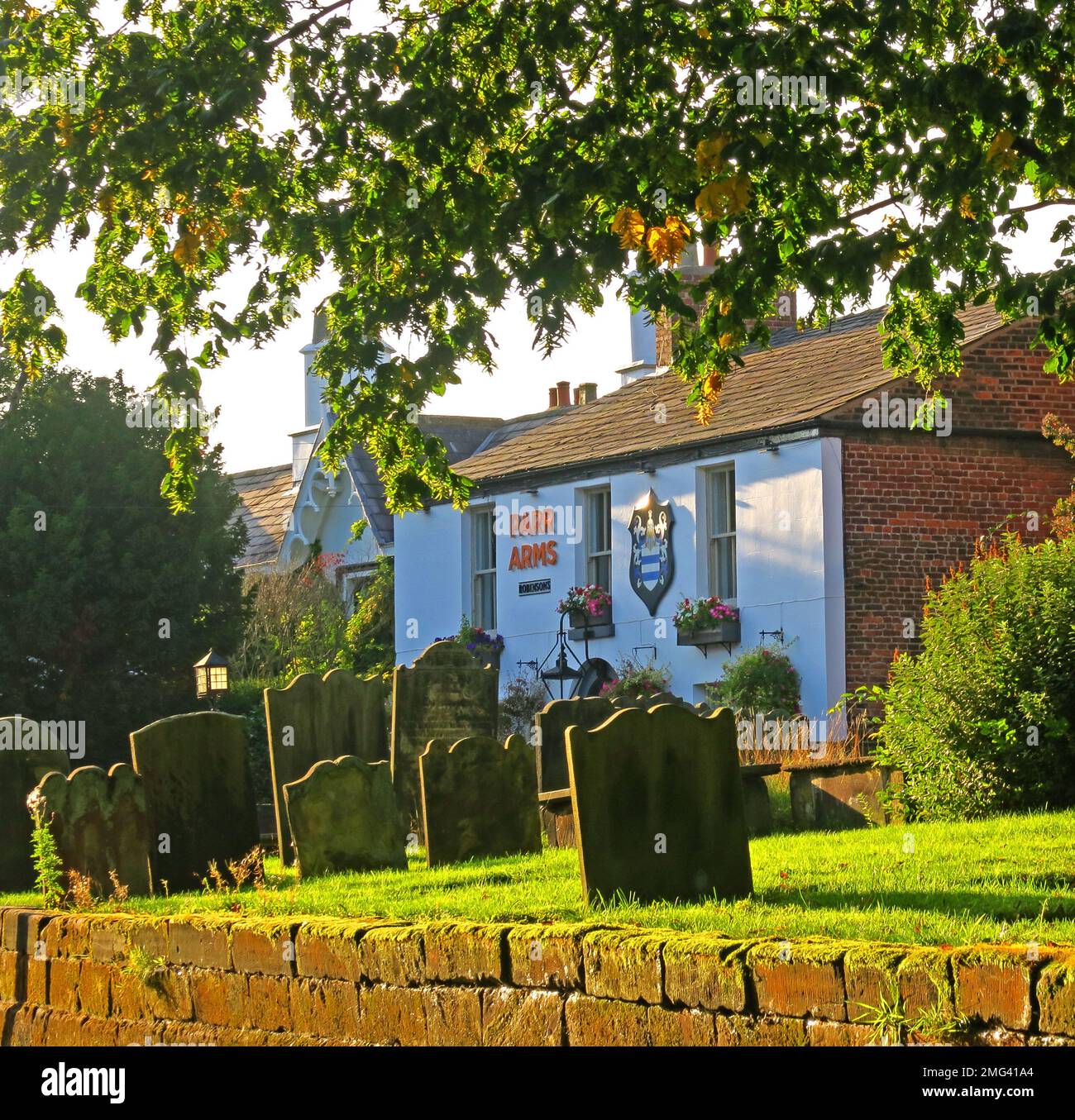 Coucher de soleil d'automne à Grappenhall, parr Arms et cimetière de St Wilfrids, Church Lane, South Warrington, Cheshire, Angleterre, ROYAUME-UNI, WA4 3EA Banque D'Images