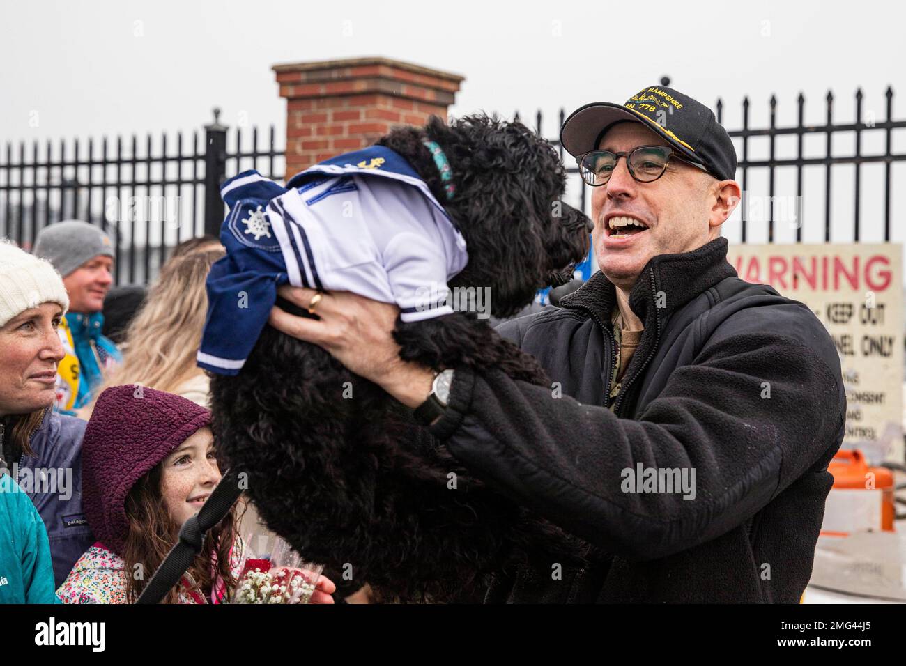 Norfolk, Virginie, États-Unis. 17th janvier 2023. Le capitaine Bennett Christman, commandant du sous-marin d'attaque rapide de classe Virginia USS New Hampshire (SSN 778), salue son chien lors du retour du bateau à la base navale de Norfolk, en janvier. 17, 2023. Le New Hampshire revient à la suite d'un déploiement qui a soutenu les intérêts de sécurité nationale et les opérations de sécurité maritime. Photo de Cameron Stoner) (image de crédit : © U.S. Navy/ZUMA Press Wire Service) USAGE ÉDITORIAL UNIQUEMENT ! Non destiné À un usage commercial ! Banque D'Images