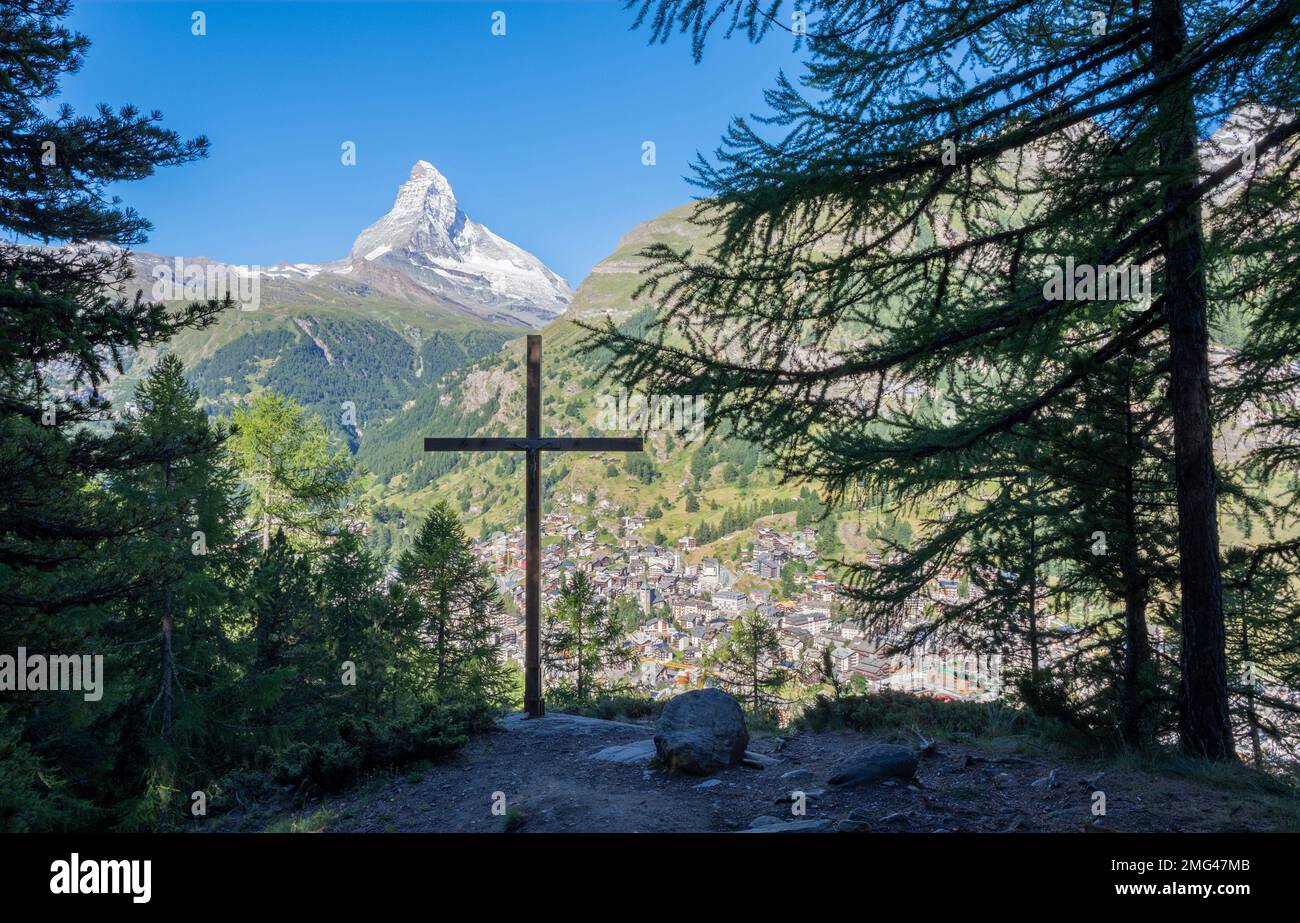 Le sommet du Cervin avec la croix sur le Zermatt. Banque D'Images
