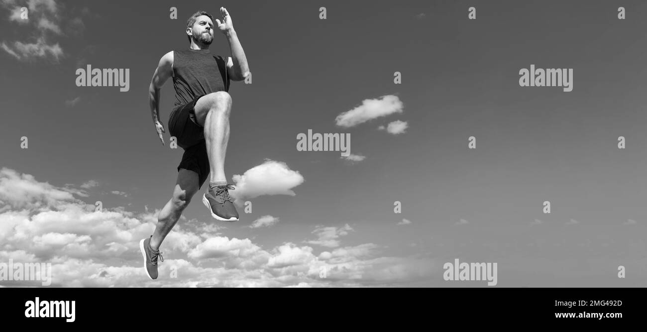 Homme en train de courir et de sauter, bannière avec espace de copie. Homme de forme physique porte des vêtements de sport. Plein d'énergie. Sentez la liberté. Vitesse de marathon. Banque D'Images