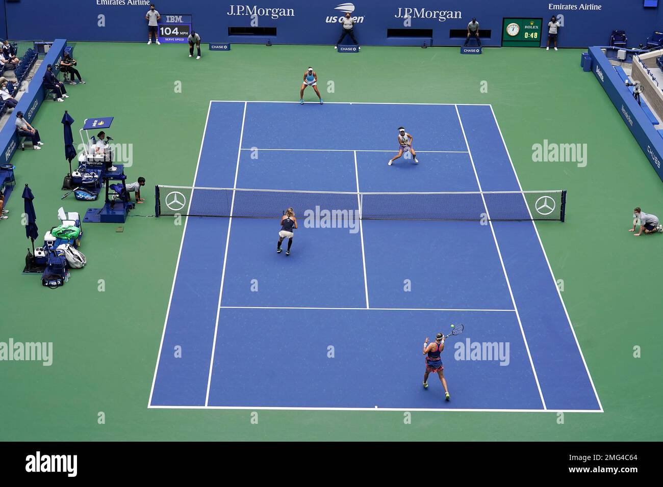 CORRECTS IDS - Laura Siegemund, bottom left, of Germany, and her partner Vera Zvonareva, bottom right, of Russia, play against against Xu Yifan, of China, and Nicole Melichar, top, during the women's doubles final at the US Open tennis championships, Friday, Sept. 11, 2020, in New York. (AP Photo/Frank Franklin II) Banque D'Images
