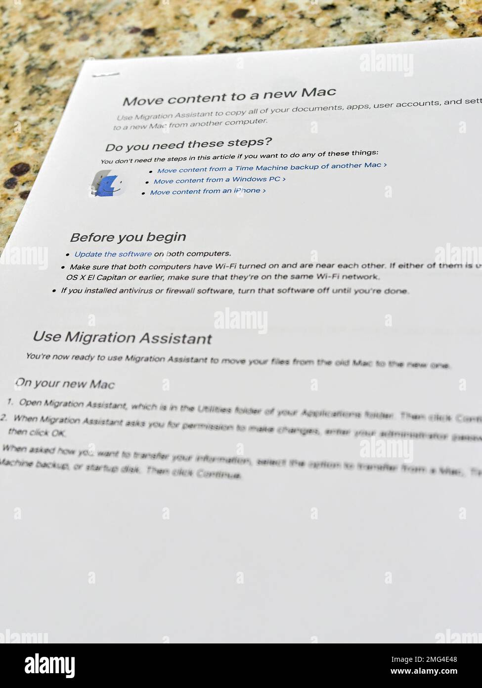 Feuille d'instructions montrant comment migrer des fichiers d'ordinateur d'un ordinateur Apple Mac à un autre à l'aide de la migration Mac. Banque D'Images