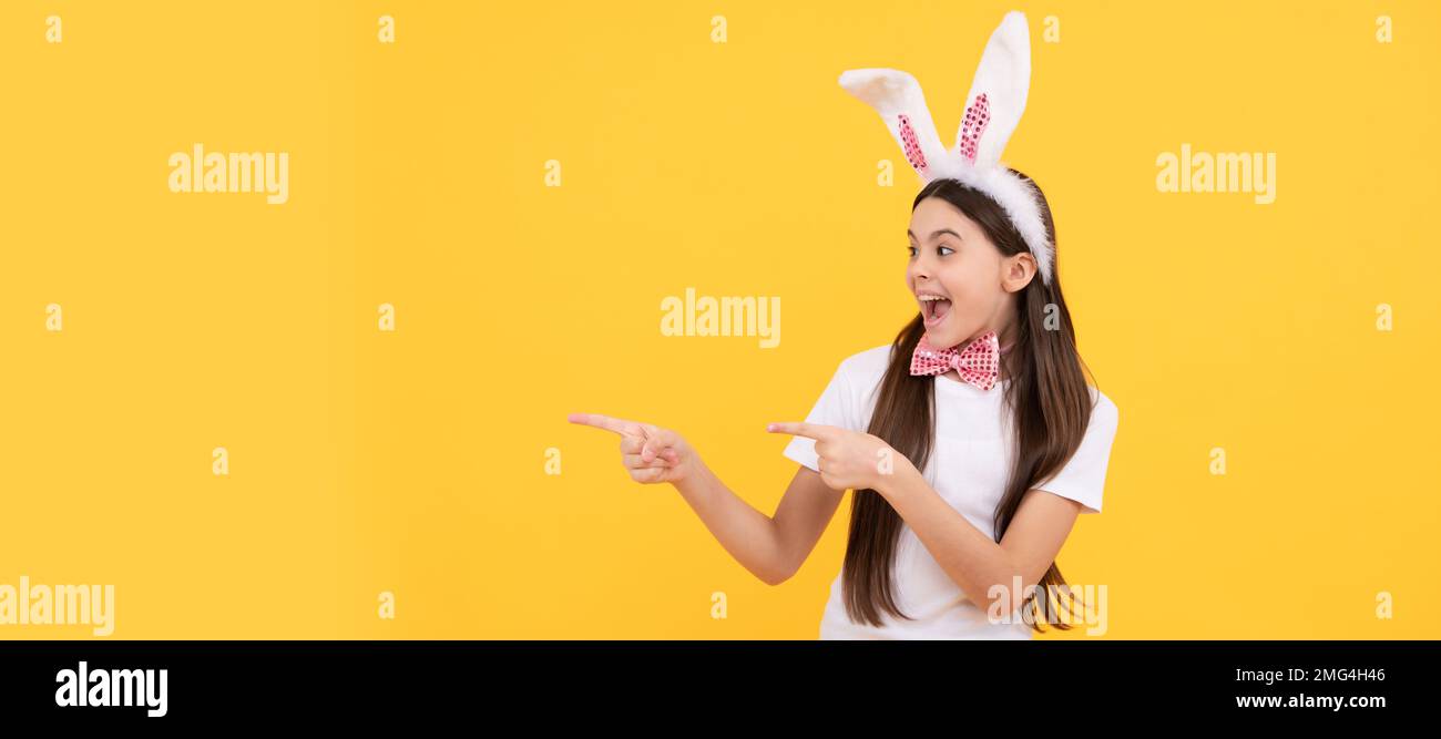 bonnes ventes de pâques. bonheur d'enfance. enfant dans les oreilles de lapin et noeud papillon. c'est le moment de s'amuser. Affiche horizontale pour enfant de Pâques. En-tête de bannière Web de Banque D'Images