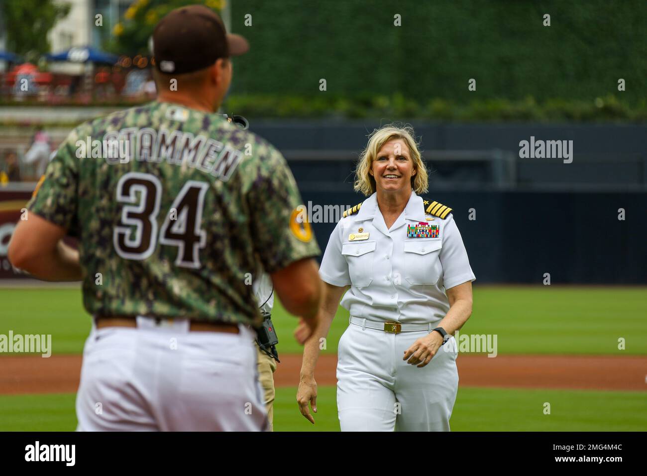 SAN DIEGO (21 août 2022) le capitaine Amy Bauernschmidt, commandant du porte-avions de la classe Nimitz USS Abraham Lincoln (CVN 72), se dirige vers Craig Stammen, joueur de baseball professionnel, après le premier terrain de baseball de Petco Park avant le début d'un match des San Diego Padres contre les ressortissants de Washington. Abraham Lincoln est actuellement amarré à la base navale de North Island, à l'appui des opérations de routine. Banque D'Images