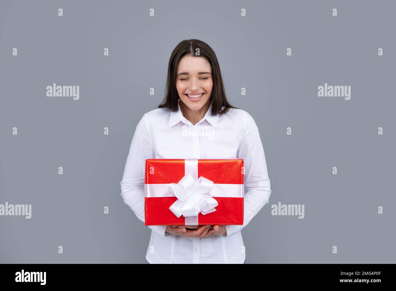 Concept de fêtes et de célébrations. Belle fille heureuse à l'anniversaire avec cadeau. Jeune femme célébrant son anniversaire, recevez des cadeaux du b-day. Banque D'Images