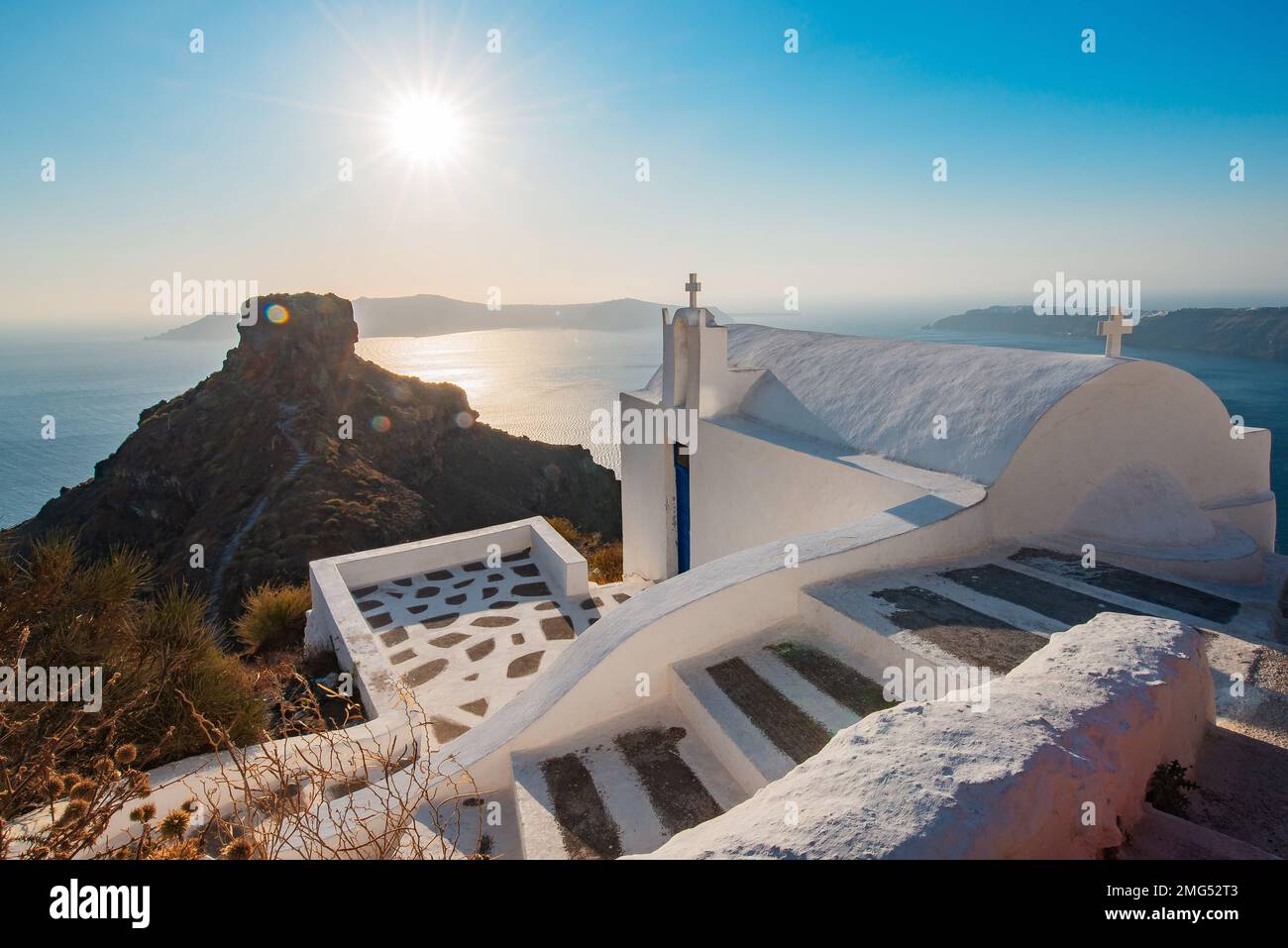 Vue sur le rocher de Skaros, un promontoire rocheux qui dépasse de la mer Égée bleu azur, Imerovigli, Santorin, Grèce Banque D'Images