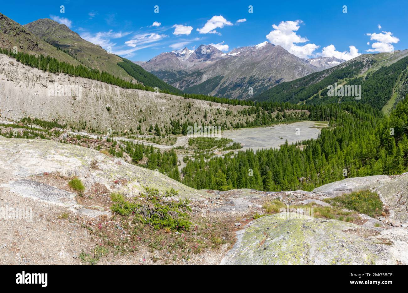 Le cours d'eau glaciaire un morain sous le massif Dom et les sommets Lagginhron et Weissmies - Schwitzerland. Banque D'Images