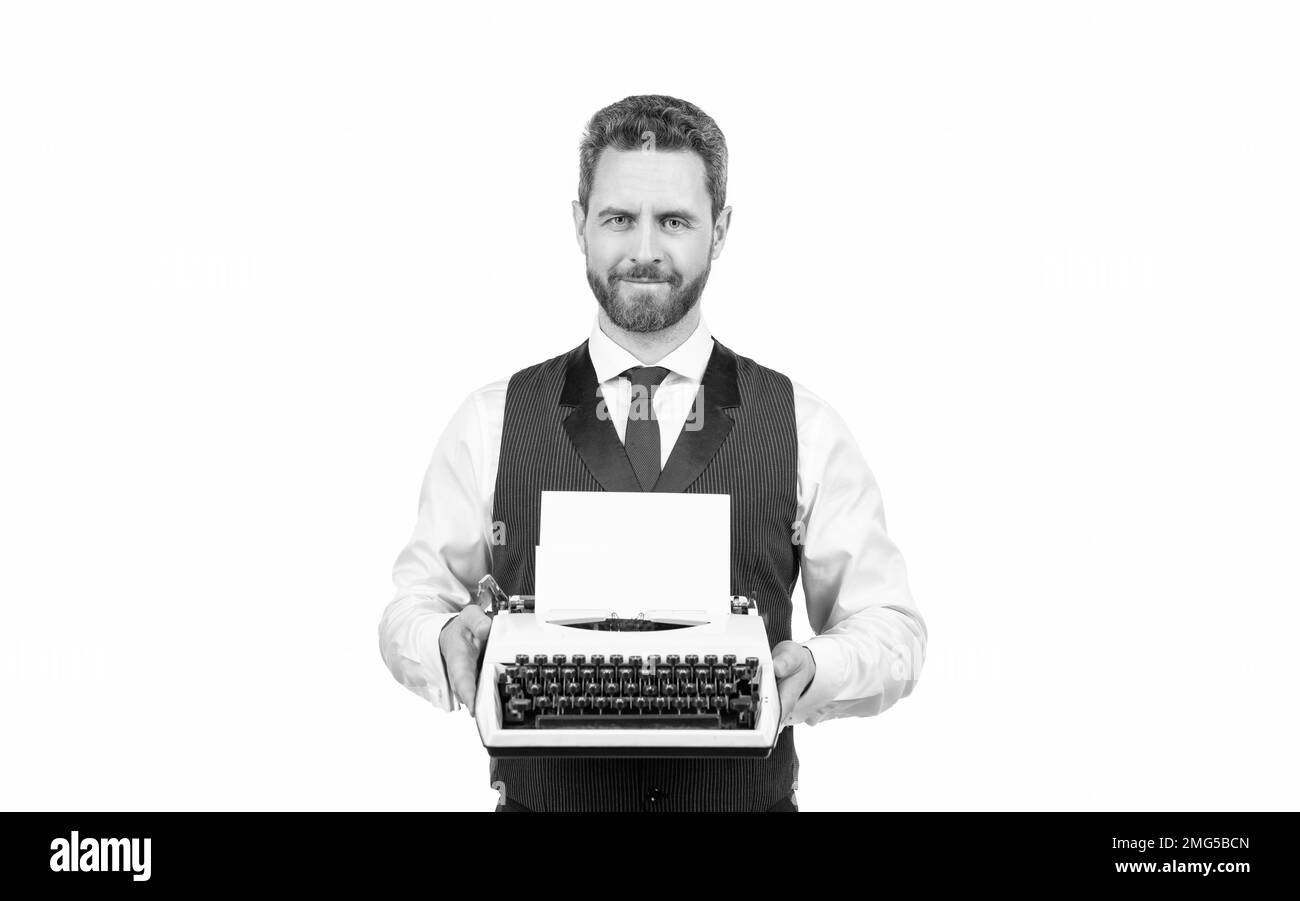 homme montrant une machine à écrire vintage isolée sur fond blanc, bookman Banque D'Images