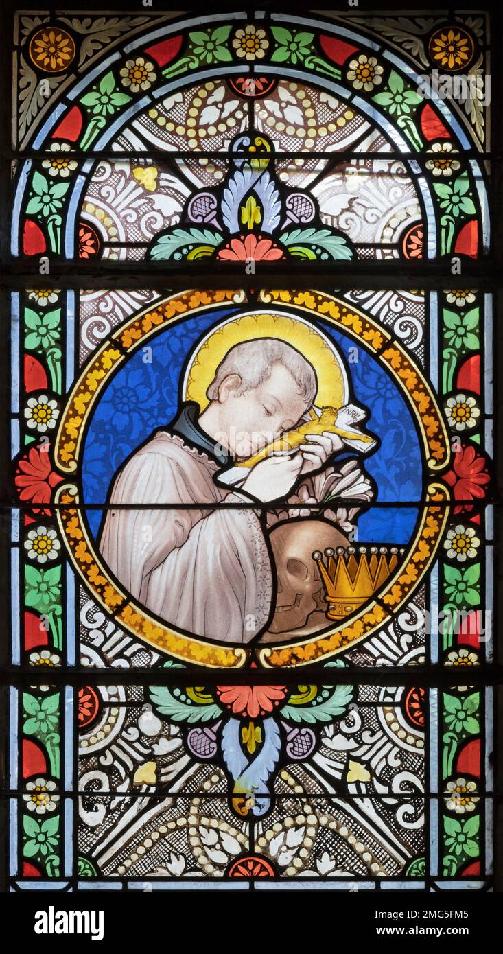 CHAMONIX, FRANCE - 5 JUILLET 2022 : la St Aloisius Gonzaga sur le vitrail dans l'église Saint Michael par Antonine Bernard (1900). Banque D'Images