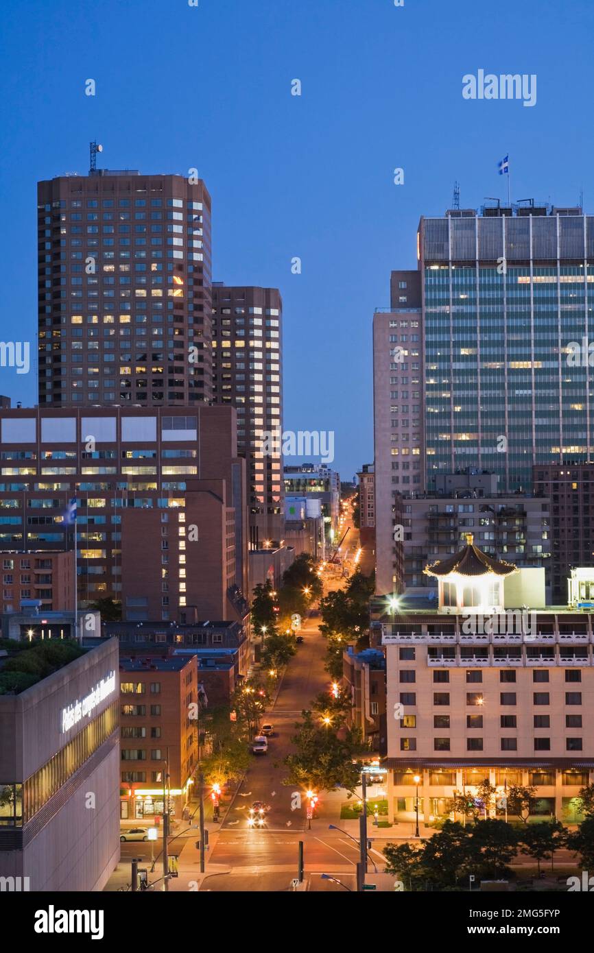 Rue Saint-urbain et vue sur le complexe Desjardins et les édifices d'Hydro-Québec illuminés à l'aube, Montréal, Québec, Canada. Banque D'Images