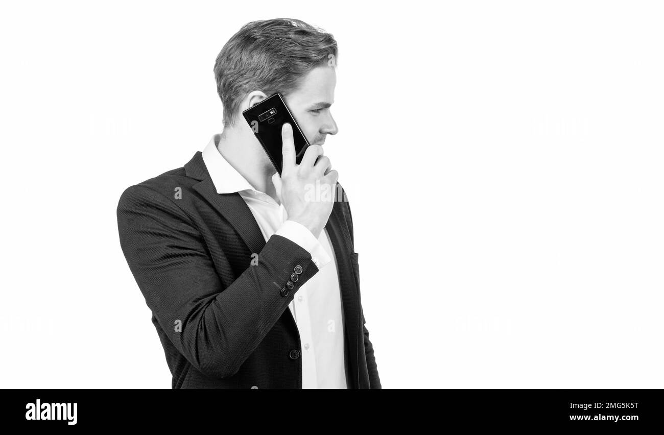 Homme professionnel en costume d'affaires parle sur téléphone mobile isolé sur l'espace de copie blanc, téléphone portable Banque D'Images