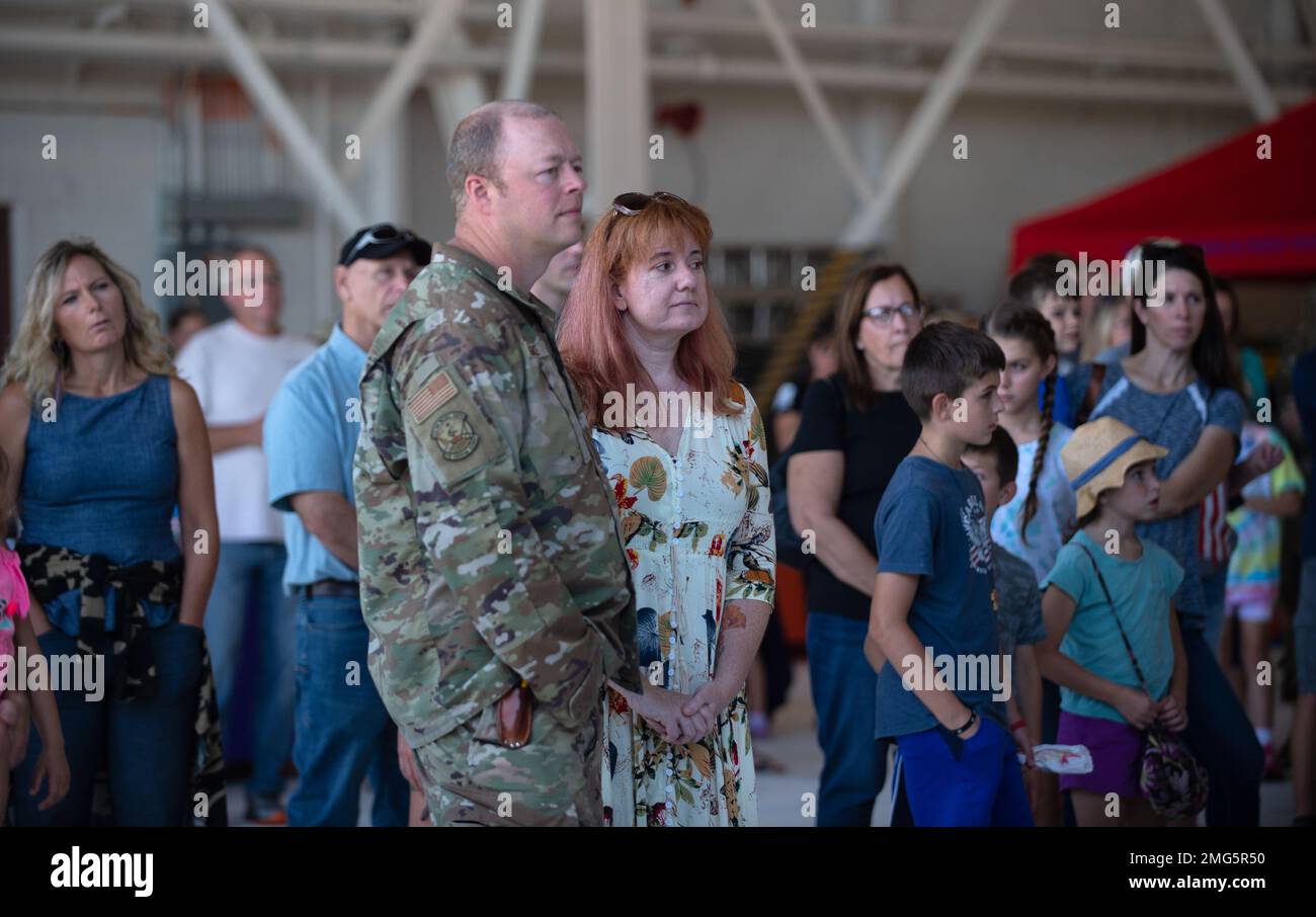 ÉTATS-UNIS Les aviateurs de la Force aérienne de la 133rd Airlift Wing, ainsi que leurs familles et leurs amis, participent aux activités de la Journée de la famille à St. Paul, Minn., 21 août 2022. La Journée de la famille est un événement annuel qui reconnaît les familles et les remercie de leur soutien. Banque D'Images