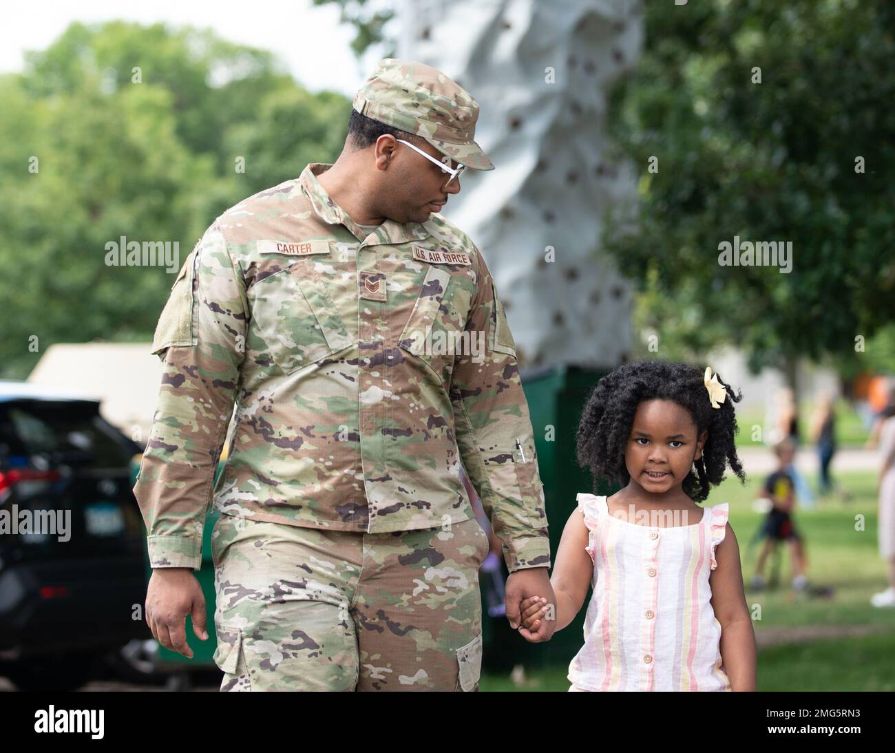 ÉTATS-UNIS Les aviateurs de la Force aérienne de la 133rd Airlift Wing, ainsi que leurs familles et leurs amis, participent aux activités de la Journée de la famille à St. Paul, Minn., 21 août 2022. La Journée de la famille est un événement annuel qui reconnaît les familles et les remercie de leur soutien. Banque D'Images