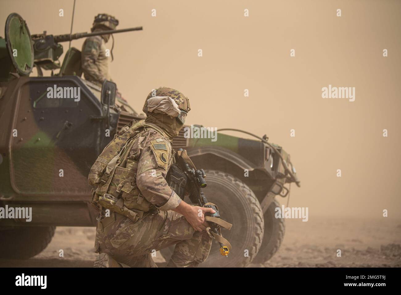 Un soldat de la Garde nationale de l'armée américaine affecté à la Force opérationnelle Red Dragon, Force opérationnelle interarmées combinée - Corne de l'Afrique, garde près d'un véhicule blindé léger français lors d'un exercice d'entraînement combiné près d'Arta, Djibouti, le 21 août 2022. Les formations combinées permettent aux partenaires d'acquérir de nouvelles compétences et des capacités de communication parfaites dans les environnements à fort stress. (Photo du ministère de la Défense par le sergent d'état-major de la Force aérienne des États-Unis. Thomas Johns) Banque D'Images