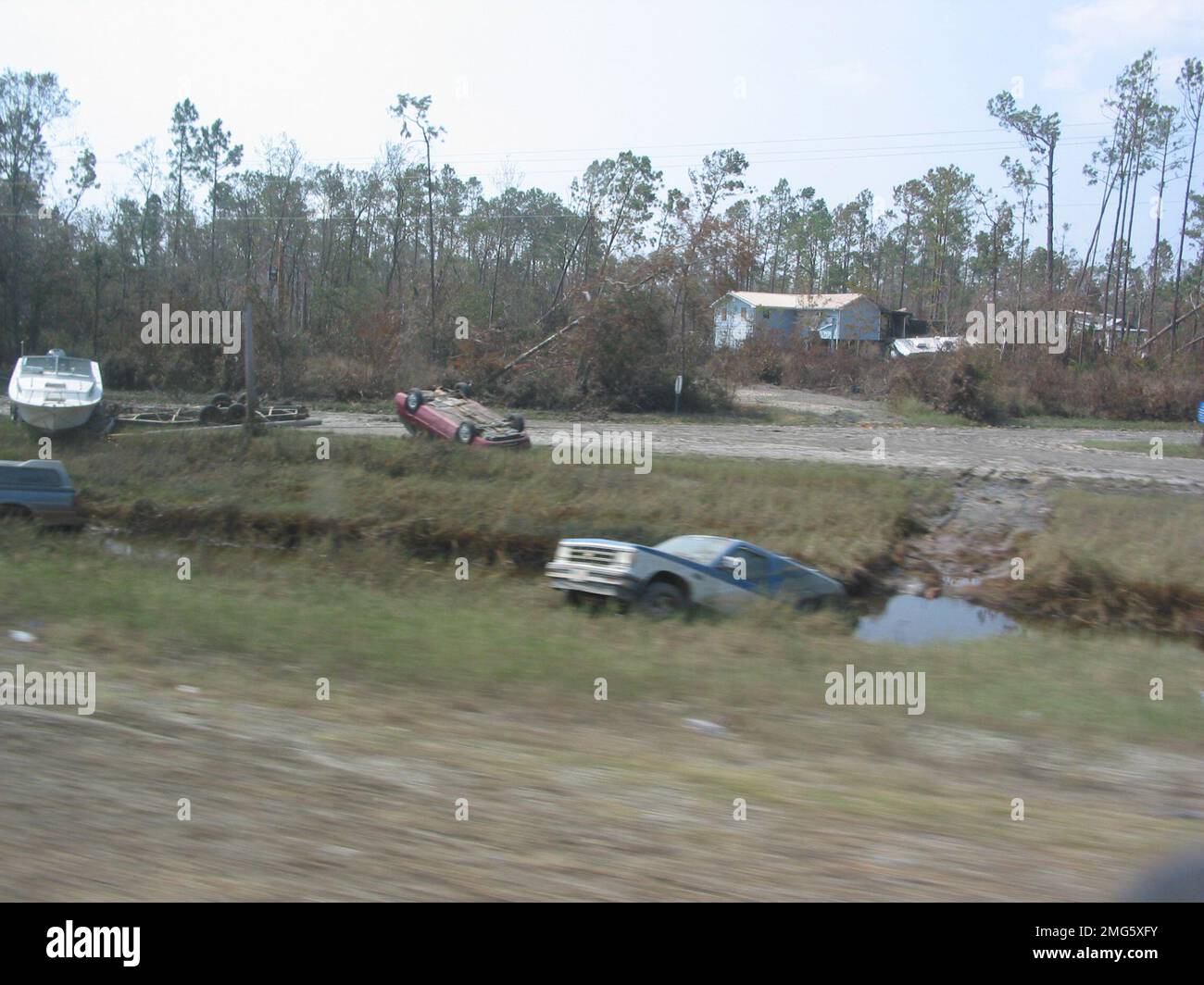 Séquelles - Bateaux déplacés - divers - 26-HK-28-169. voiture renversée, camion partiellement submergé et bateau déplacé près d'une petite rivière ou d'un ruisseau. Ouragan Katrina Banque D'Images