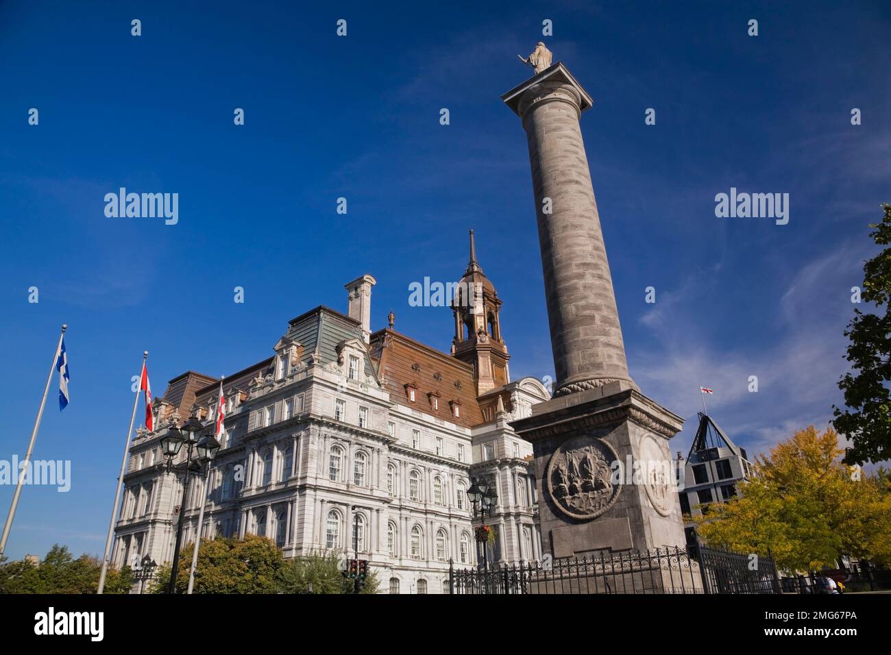 Bâtiment de l'hôtel de ville de Montréal et colonne Nelson en automne, Vieux-Montréal, Québec, Canada. Banque D'Images