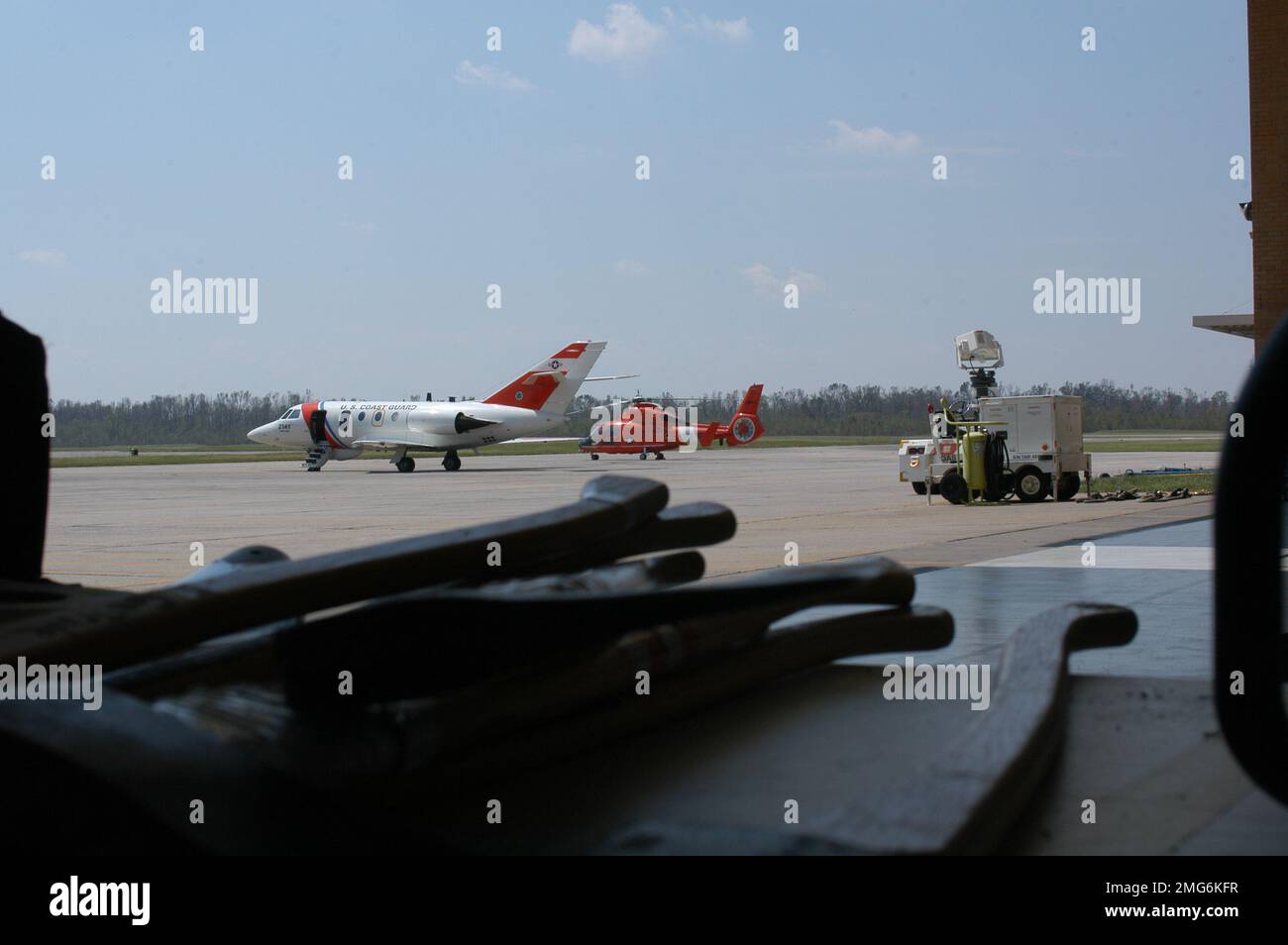 Aéronefs - divers - 26-HK-56-34. CG HU-25 et HH-65 sur ramp3. Ouragan Katrina Banque D'Images