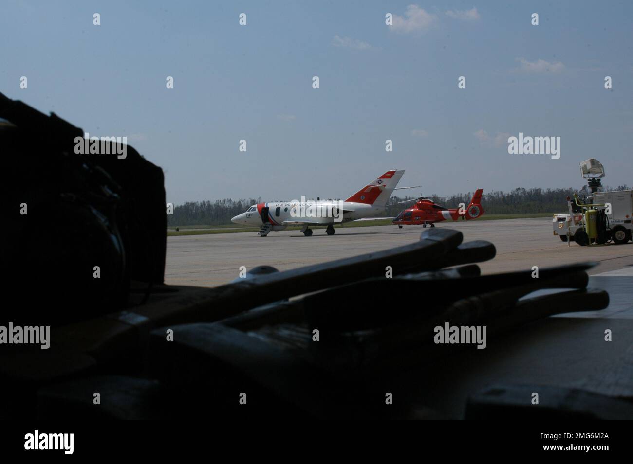 Aéronefs - divers - 26-HK-56-36. CG HU-25 et HH-65 sur ramp5. Ouragan Katrina Banque D'Images