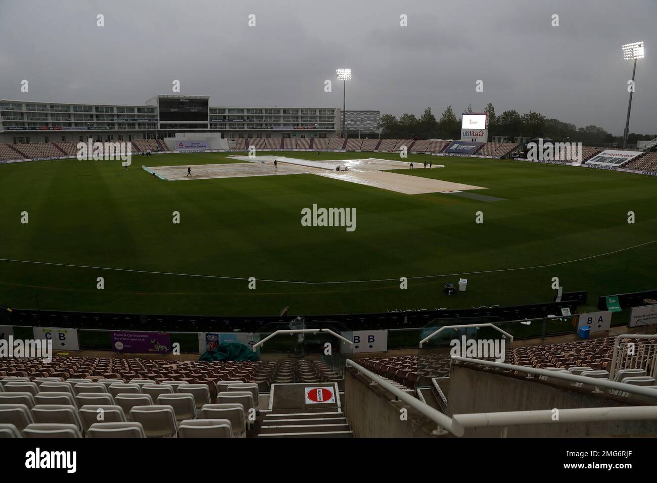 The pitch area is seen covered after play was abandoned on the fourth day of the third cricket Test match between England and Pakistan, at the Ageas Bowl in Southampton, England, Monday, Aug. 24, 2020. (AP Photo/Alastair Grant, Pool) Banque D'Images