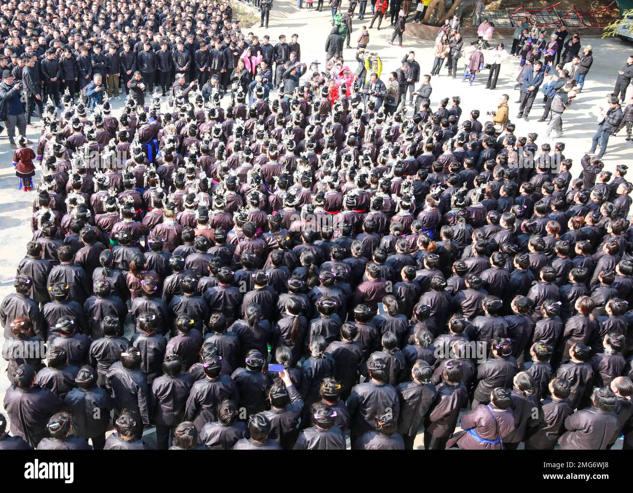 QIANDONGNAN, CHINE - le 25 JANVIER 2023 - des activités culturelles traditionnelles telles que le chant des chansons de Dong et le pas dans une salle de chanson se tiennent à Dingdong VI Banque D'Images