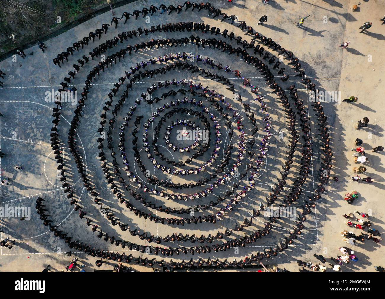 QIANDONGNAN, CHINE - le 25 JANVIER 2023 - des activités culturelles traditionnelles telles que le chant des chansons de Dong et le pas dans une salle de chanson se tiennent à Dingdong VI Banque D'Images