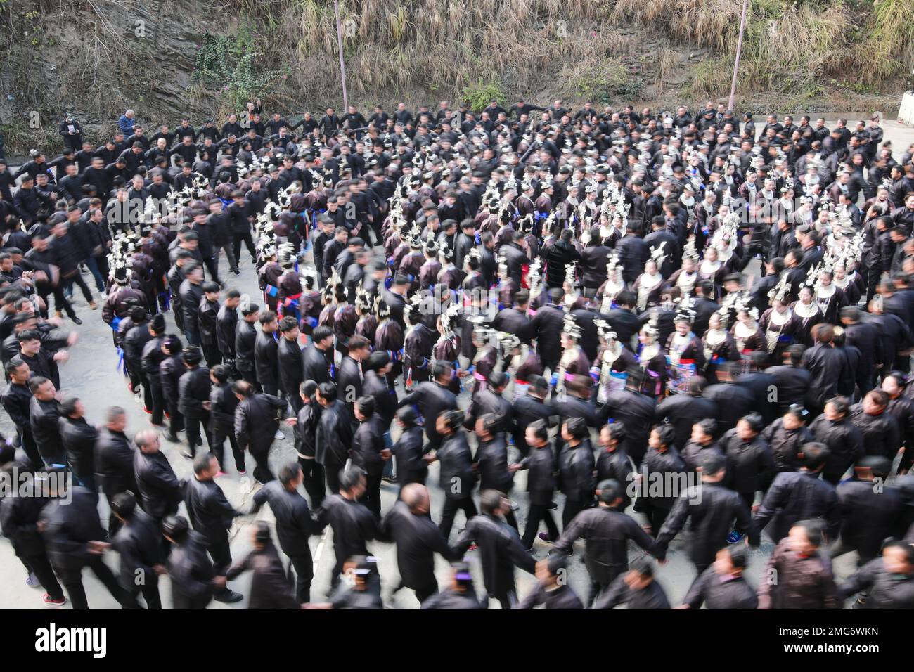 QIANDONGNAN, CHINE - le 25 JANVIER 2023 - des activités culturelles traditionnelles telles que le chant des chansons de Dong et le pas dans une salle de chanson se tiennent à Dingdong VI Banque D'Images