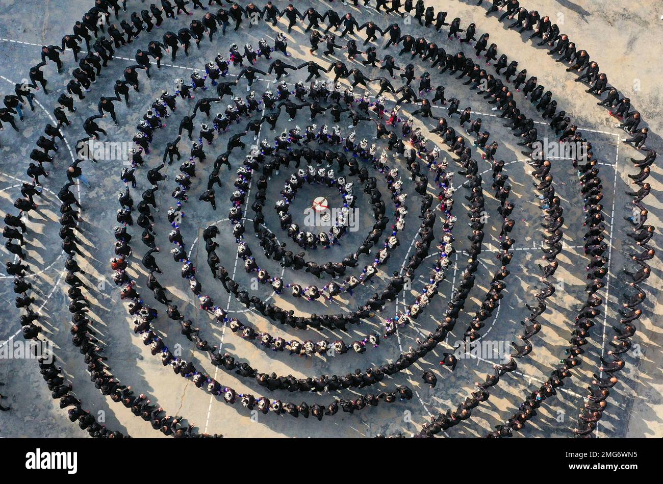 QIANDONGNAN, CHINE - le 25 JANVIER 2023 - des activités culturelles traditionnelles telles que le chant des chansons de Dong et le pas dans une salle de chanson se tiennent à Dingdong VI Banque D'Images