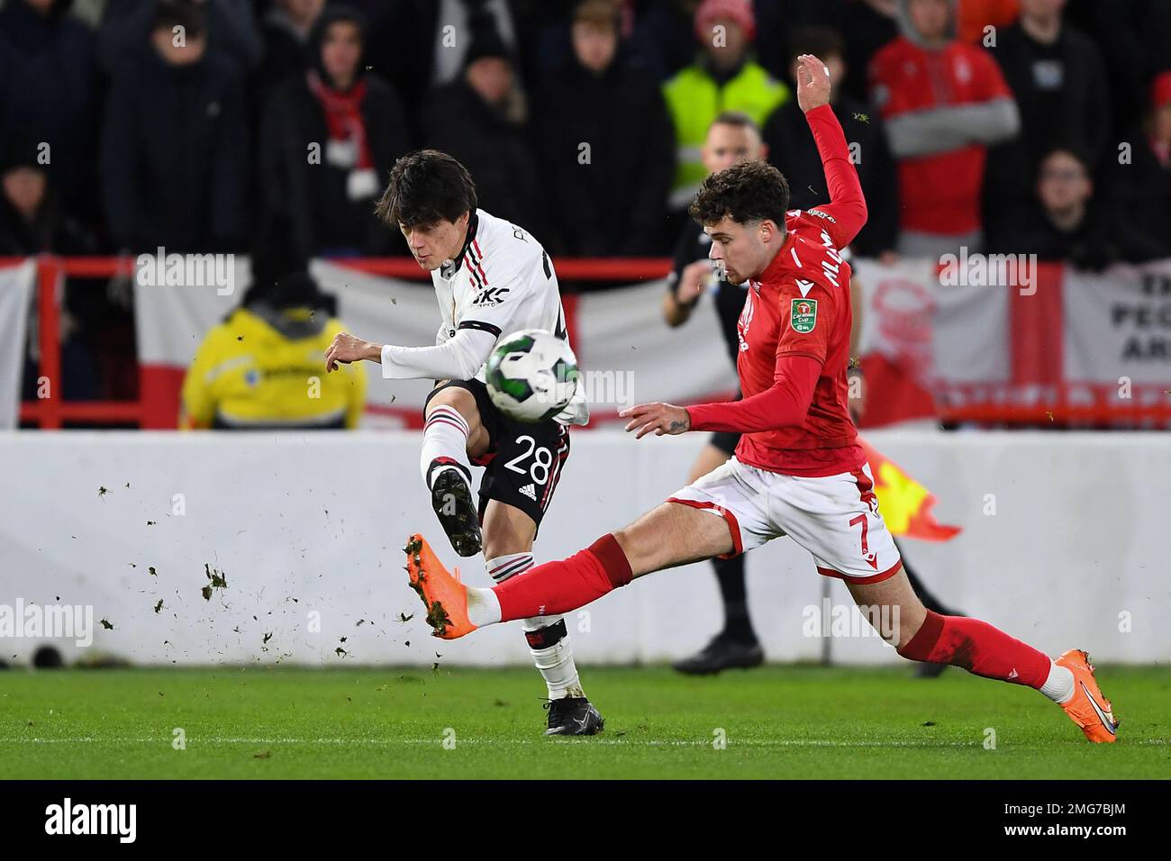 Nottingham, Royaume-Uni. 25th janvier 2023Neco Williams de Nottingham Forest ferme sur Facundo Pellistri de Manchester United lors du match de la Carabao Cup entre Nottingham Forest et Manchester United au City Ground, Nottingham, le mercredi 25th janvier 2023. (Crédit : Jon Hobley | MI News) Banque D'Images