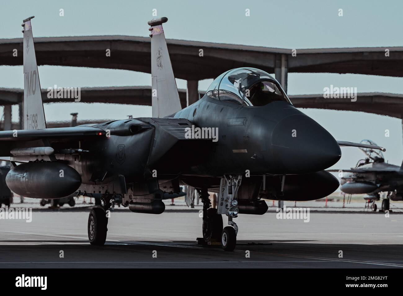 A ÉTATS-UNIS Air Force F-15E Strike Eagle se prépare à prendre un taxi sur la piste le 22 août 2022, à la base aérienne de Mountain Home, Idaho. Le F-15E est un chasseur à double rôle conçu pour effectuer des missions air-air et air-sol. Banque D'Images